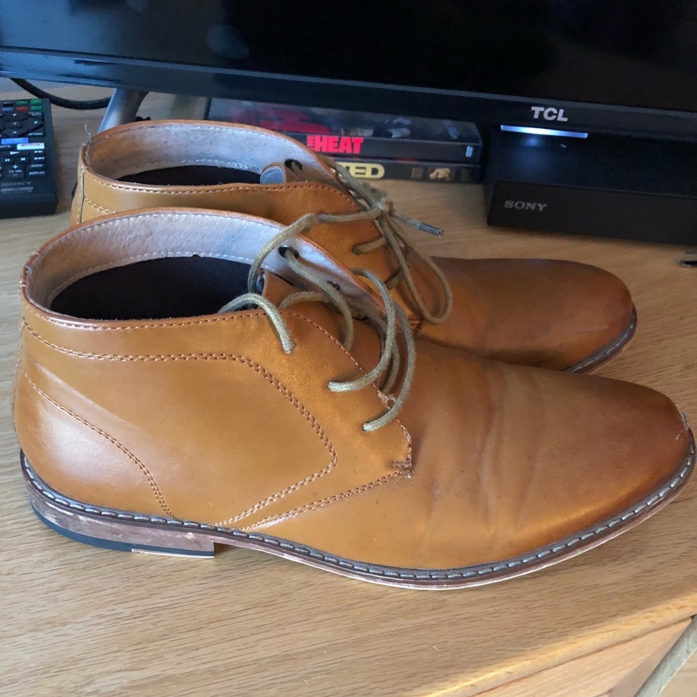 Men’s tan leather dress shoe